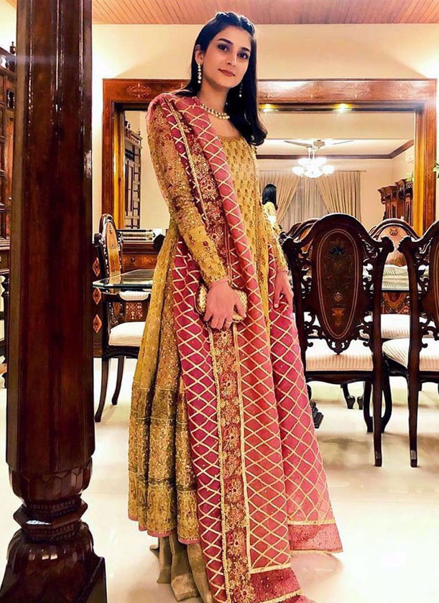 Alishay Adnan looks perfectly polished in a timeless #FarahTalibAziz kalidaar with a gorgeous gota embellished dupatta